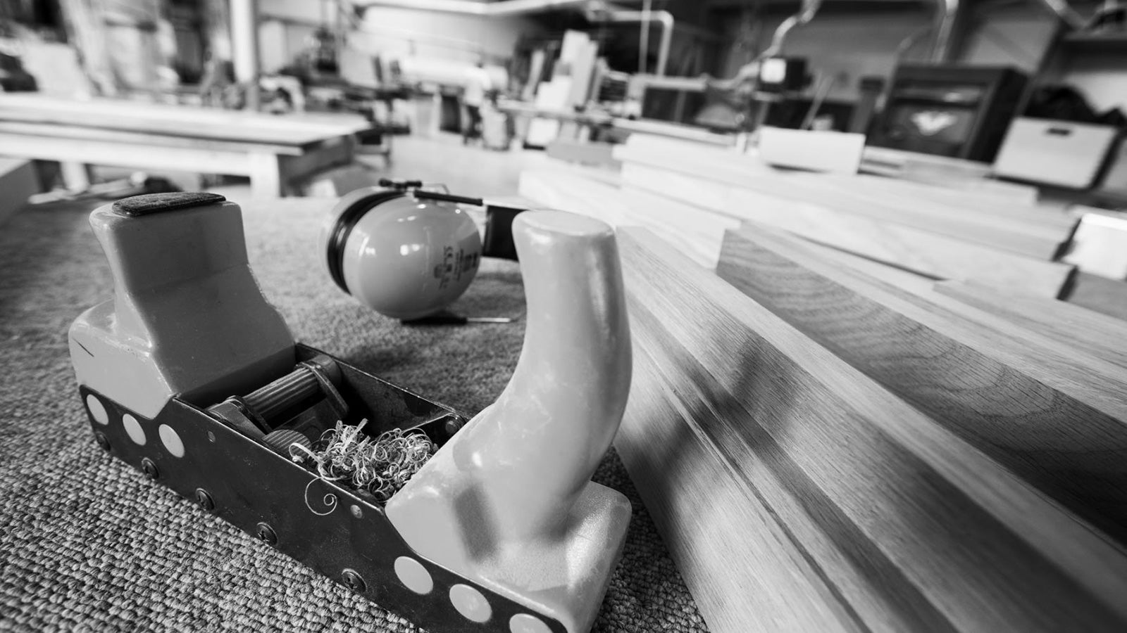 Hobel und Holzlatten auf einem Arbeitstisch