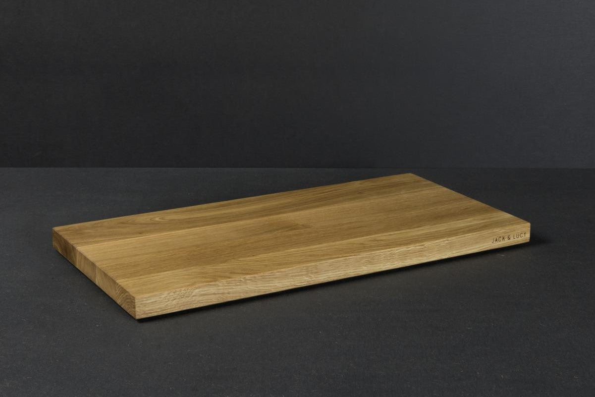 Großes Holzschneidebrett aus Eiche mit Füßen, liegend
