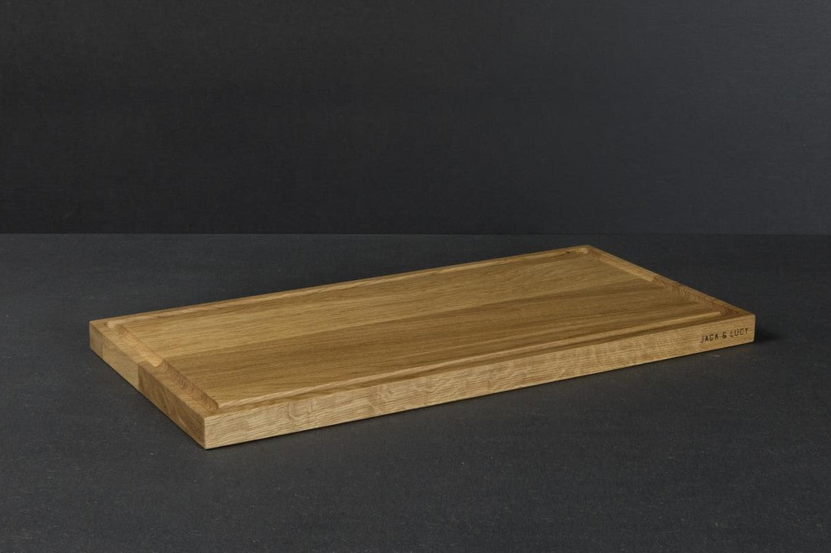 großes Holzschneidebrett aus Eiche mit Saftrille, drei Zentimeter dick, liegend